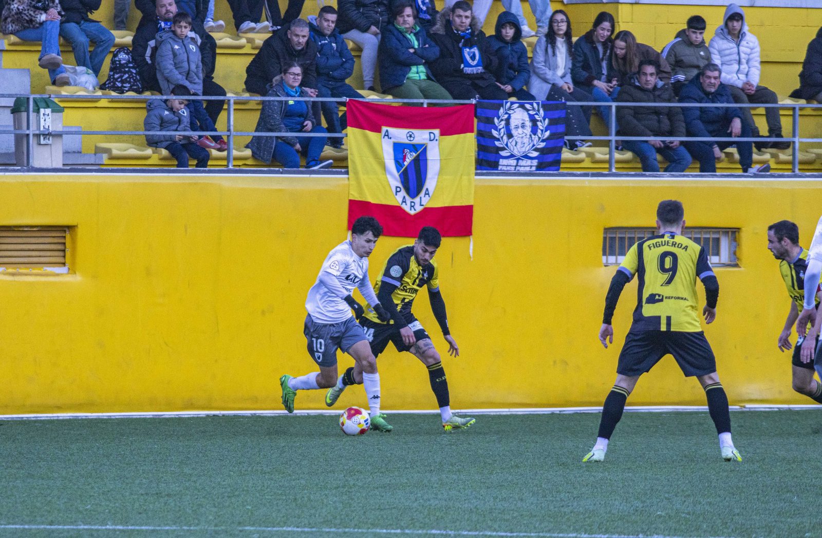 Migallón conduce defendido por Josele
