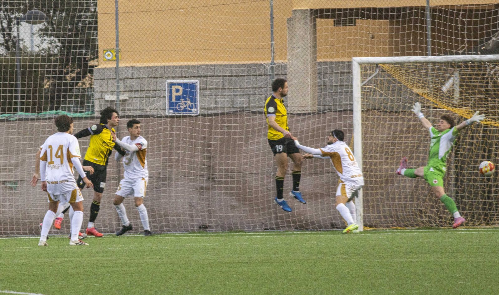 Buceta marca haciendo inutil la salida de Montesinos