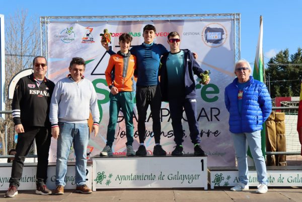 Roberto Gómez Arribas celebra su victoria en el podio de los 5 km en Galapagar junto a Mateo Arévalo y Fernando Valera.