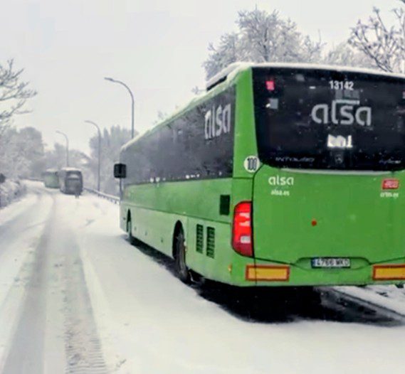 Autobuses bloqueados por la nevada en El Escorial