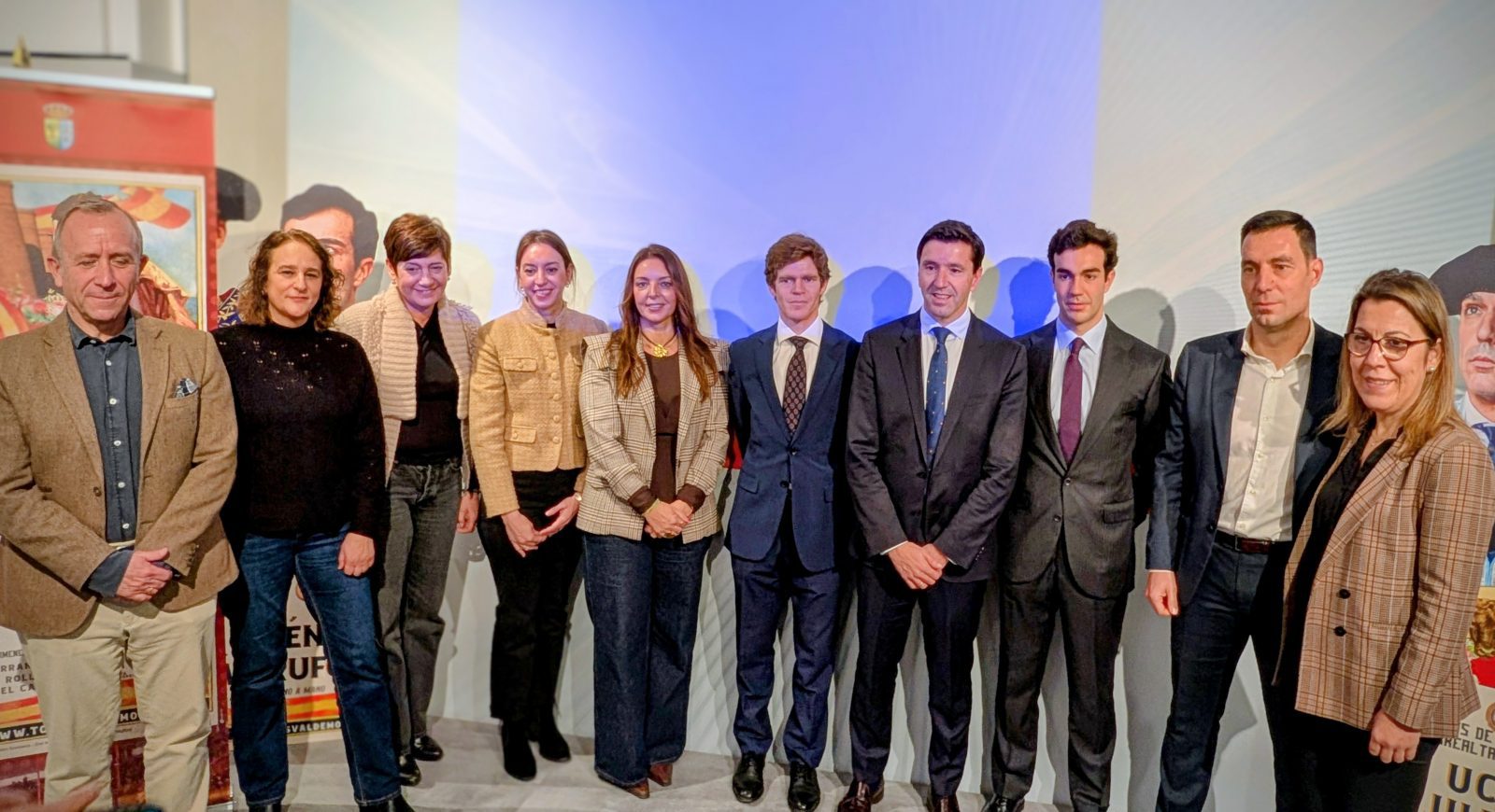 El equipo de Gobierno de Valdemorillo, con Borja Jiménez y Tomás Rufo, los toreros que protagonizarán el mano a mano del sábado 7 de febrero / Fotografía: Aquí en la Sierra