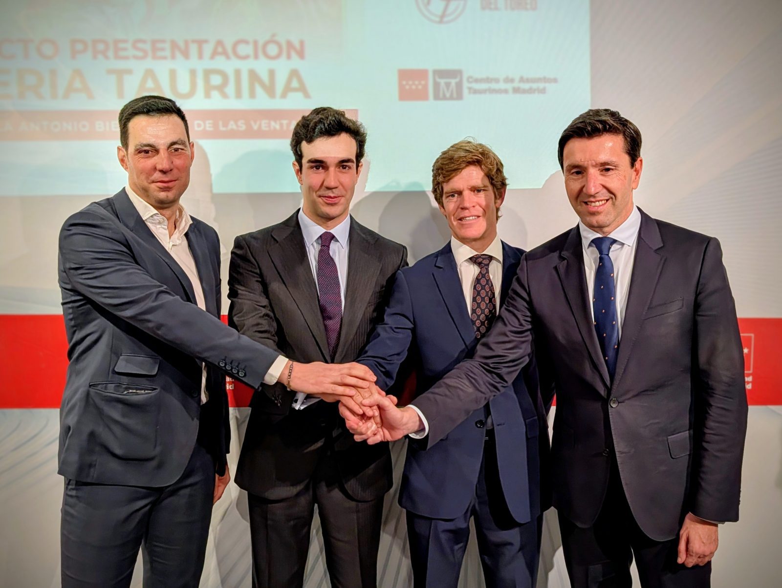 De izquierda a derecha: Miguel Partida, concejal de Festejos; los toreros Tomás Rufo y Borja Jiménez; y Santiago Villena, alcalde de Valdemorillo / Fotografía: Aquí en la Sierra