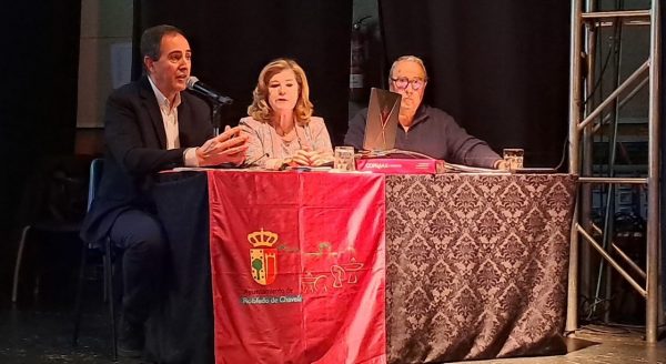 Mesa de ponentes durante la presentación del libro “El tesoro oculto de Robledo de Chavela” en el salón de actos del Centro Cultural El Lisadero.