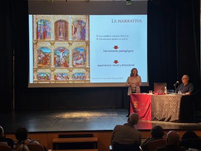 Ponente explicando la dimensión narrativa del retablo de la Iglesia de la Asunción de Nuestra Señora durante la presentación del libro “El tesoro oculto de Robledo de Chavela”