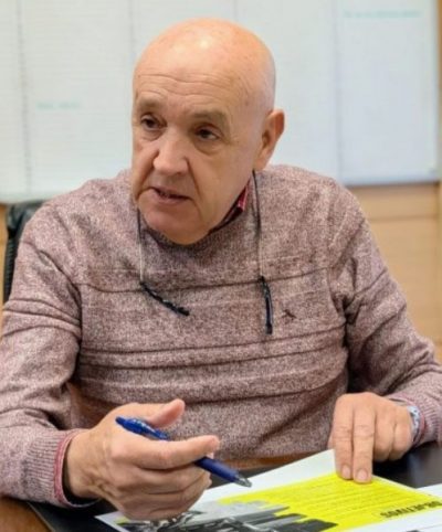 Primer plano del alcalde de Moralzarzal, José María Moreno, sentado en un despacho.