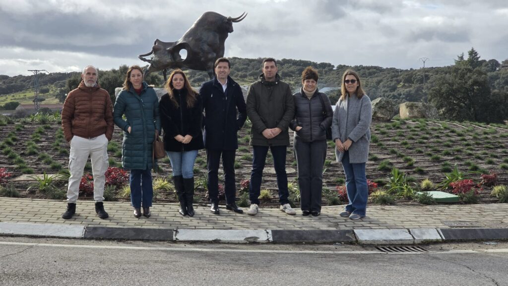 escultura del toro en Valdemorillo