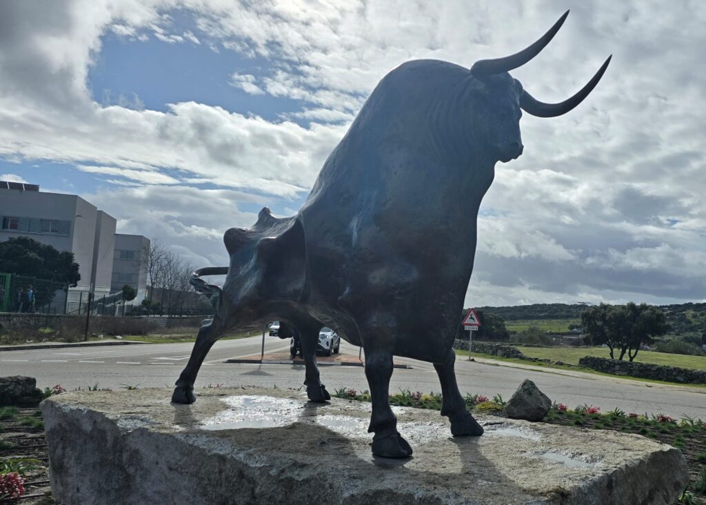 escultura del toro en Valdemorillo