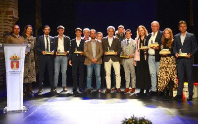 Imagen de familia de los premiados por su papel en la Feria Taurina 2023 de Guadarrama