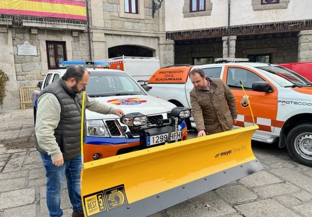 El alcalde de Guadarrama y el concejal de Protección Civil, con uno de los vehículos del operativo ante inclemencias invernales