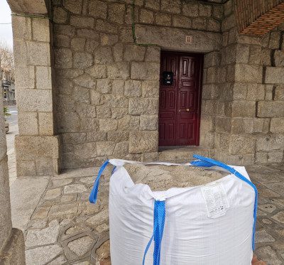 Saca de sal en los soportales de la Plaza Mayor de Guadarrama