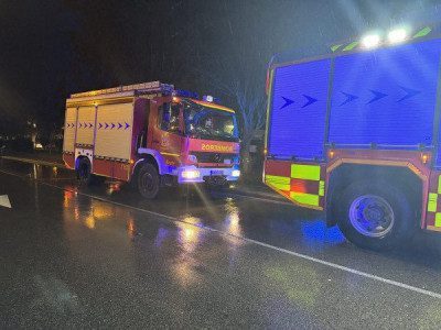 Efectivos de Bomberos han tenido que liberar a la mujer, que había quedado atrapada bajo el vehículo