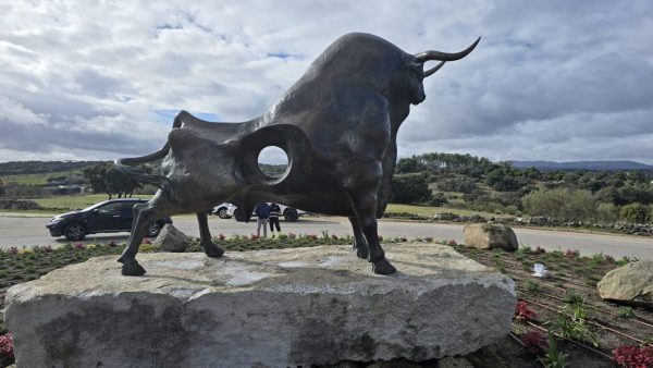 escultura del toro en Valdemorillo