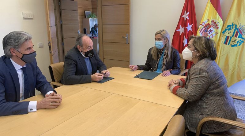 Firma convenio Ayto. C. Villalba y RFFM