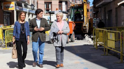 La directora general de Administración Local y el alcalde comprueban el desarrollo de las obras de mejora del alumbrado y las aceras en Galapagar