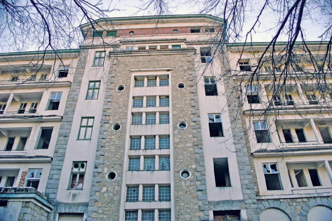Fachada oeste del Sanatorio de Marina.