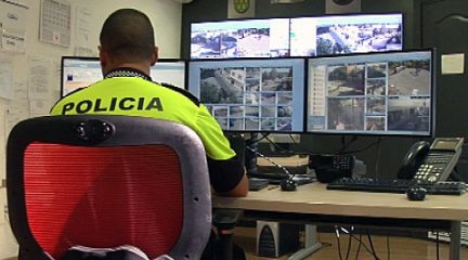 El aviso de un vecino y la rápida intervención de la Policía de Galapagar permiten salvar a la víctima de un incendio