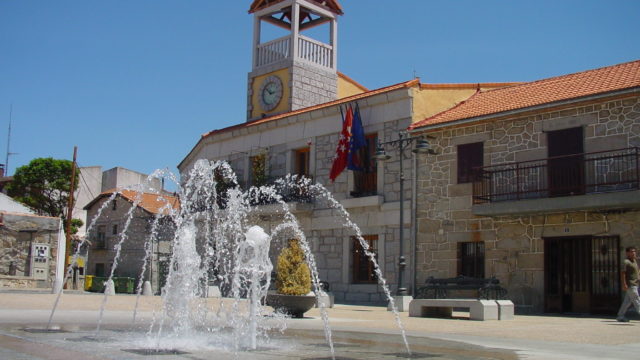 Ayuntamiento_y_fuente_en_Moralzarzal-640x360