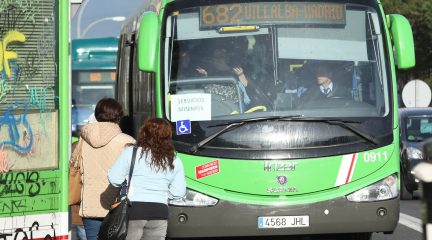 Seguimiento masivo en la primera jornada de huelga de Autobuses Larrea, que afecta a un total de 21 líneas y 14 municipios de la zona Noroeste