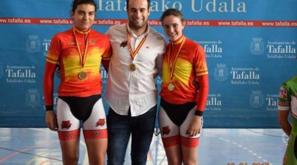 Adriana San Román y Eva Anguela, vecinas de Valdemorillo y Galapagar, medalla de oro de ciclismo en pista en categoría cadete