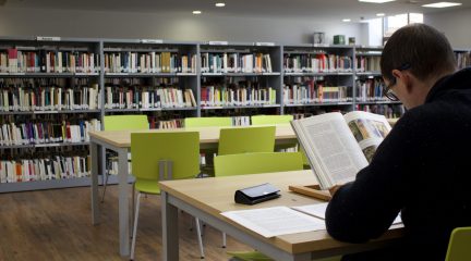 Más de 450 personas han pasado en fin de semana por la biblioteca de Galapagar tras la reciente ampliación de horario