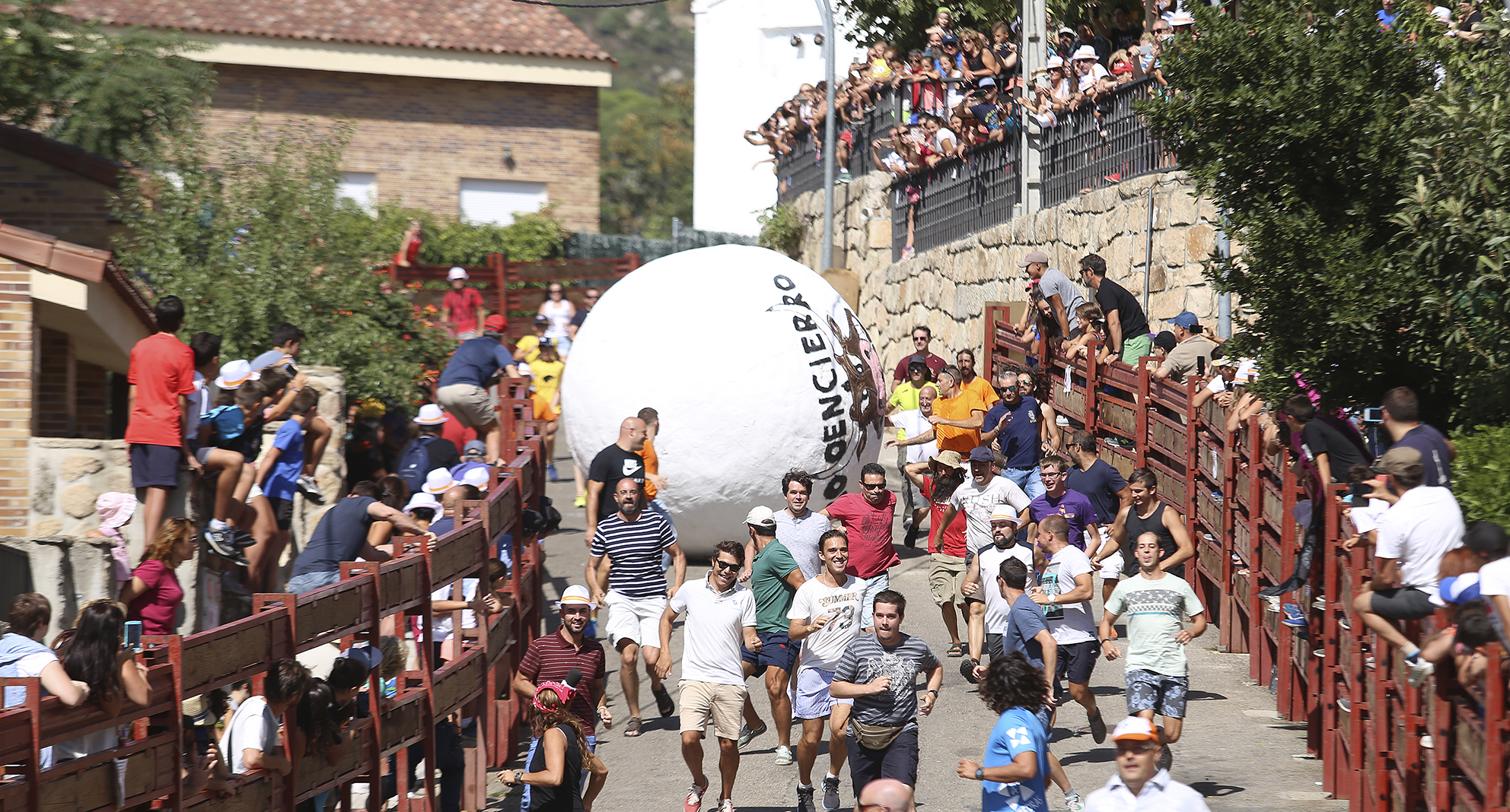 Dos hombres, uno de ellos continua en la UCI, resultan heridos en el