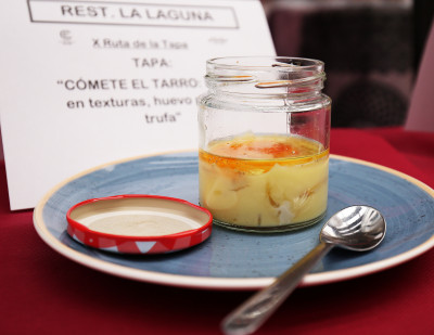 "Cómete el tarro". Patata en texturas, huevo poché y trufa, del Restaurante La Laguna