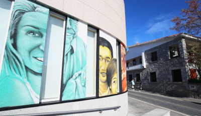 La Concejalía de Bienestar Social ha sido pintado recientemente por el grafitero de la zona Jorge el Rojo, dando un aspecto más amable al edificio 