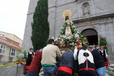 Salida de la Virgen del templo parroquial de Valdemorillo
