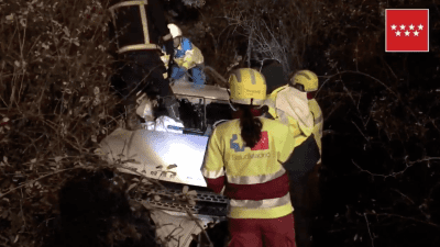 Sanitarios del SUMMA 112 en el Accidente de tráfico a la altura del kilómetro 12 de la carretera M-618