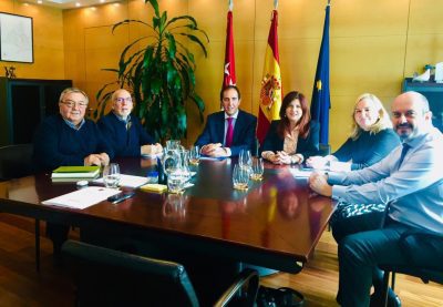 Los alcaldes de Robledo de Chavela, Zarzalejo y Santa María de la Alameda, con un representante de la plataforma vecinal "Cercanías Ya"