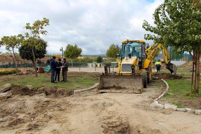El alcalde de Galapagar visitando las obras del nuevo parque urbano en la avenida Víctimas del Terrorismo de Galapagar
