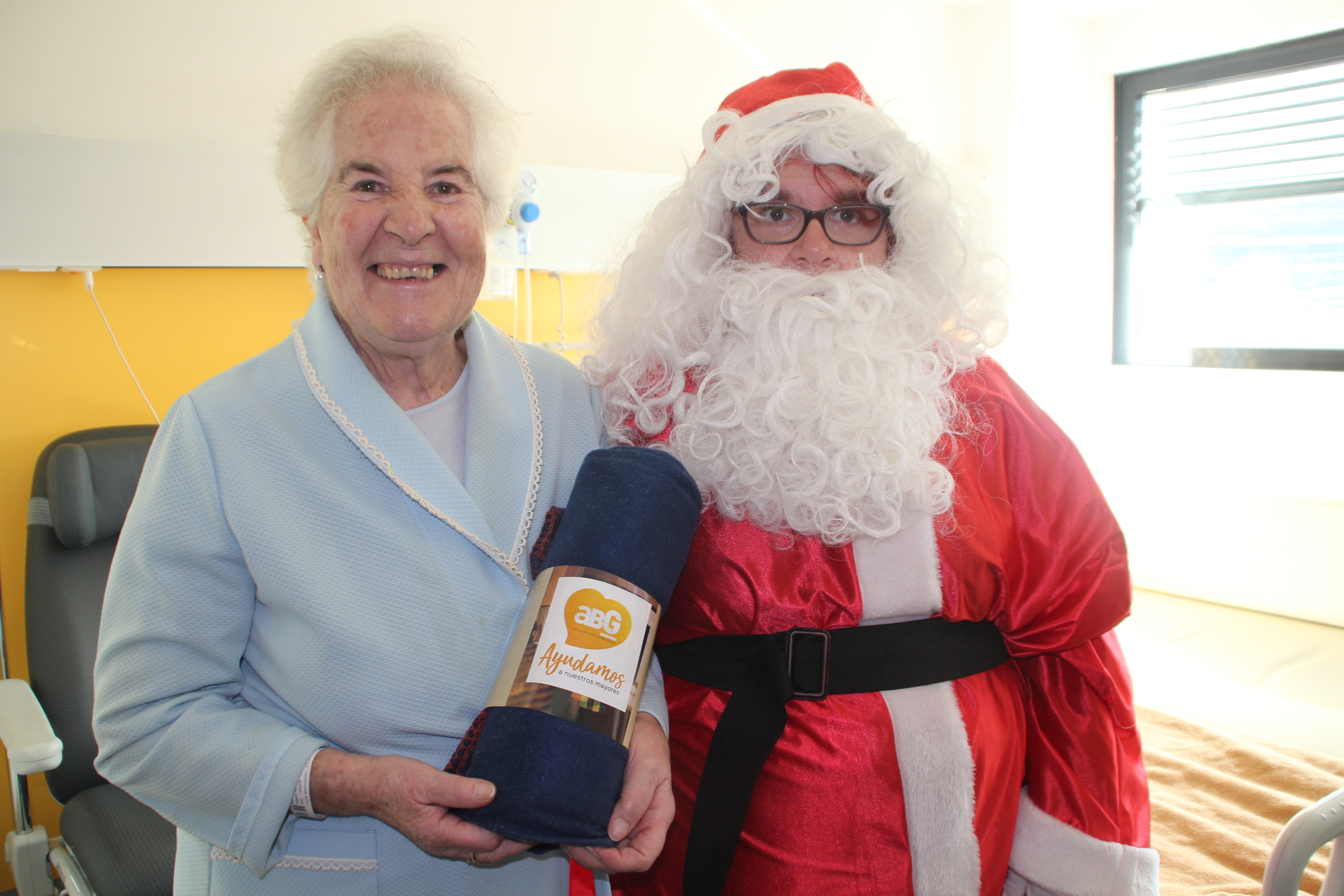 2018 12 27 Los mayores hospitalizados en el HGV recibieron un bonito y práctico regalo de Papá Noel