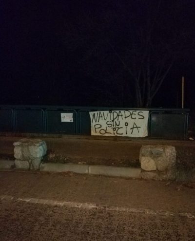 Pancarta con el cartel "Navidades sin policia" en Alpedrete