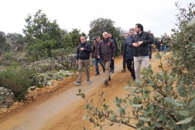 Consejero de Medio Ambiente y Ordenación del Territorio, Carlos Izquierdo, visitando el camino.