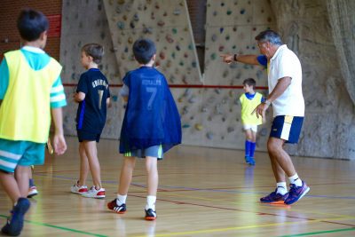 Alumnos y profesor en una de las pistas del polideportivo de Navalcarbón