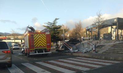 Camión de bomberos en el lugar después de acotar la zona debido a condiciones meteorológicas adversas.