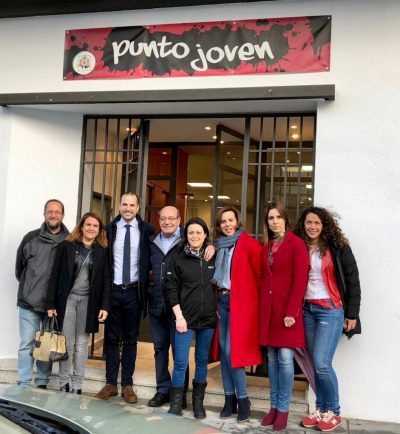 El director General de Juventud de la Comunidad de Madrid, José Luis Álvarez Ustarroz en la inauguración del nuevo Punto Joven de El Escorial junto al Alcalde Antonio Vicente, y varios concejales del equipo de Gobierno.