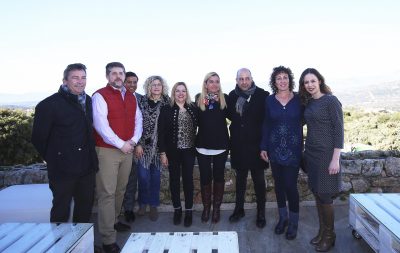 Yolanda Martínez (La edil de Desarrollo Local), junto a la alcaldesa, Mariola Vargas y algunos de los participantes