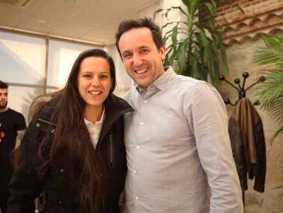 Joana Pastrana, con el alcalde de Moralzarzal, Juan Carlos Rodríguez Osuna