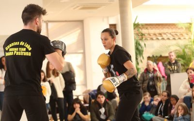 La boxeadora Joana Pastrana realizando un entrenamiento público en Moralzarzal