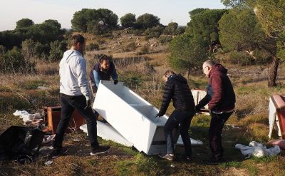 Un grupo de vecinos limpiando la basura de la zona de la urbanización de Las Marías, en Torrelodones