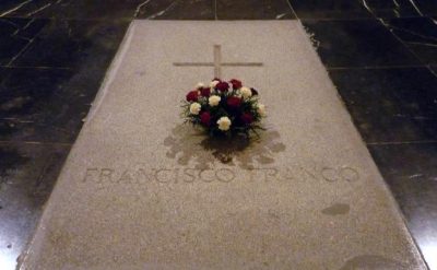 Lápida donde se encuentran los restos de Francisco Franco