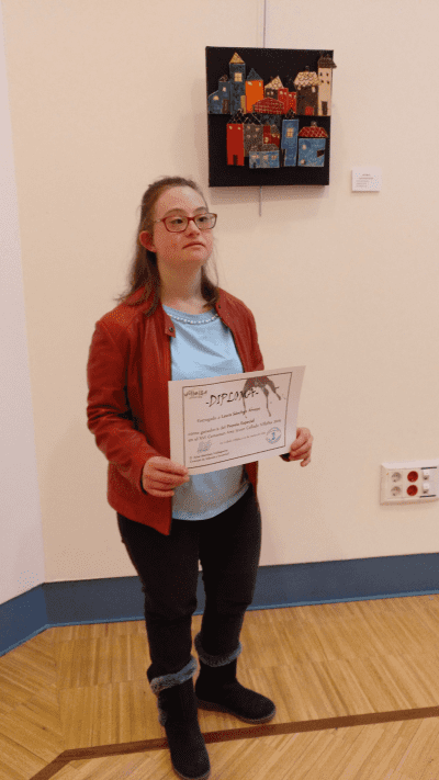 Laura Sánchez, delante de su obra "Mi pueblo"