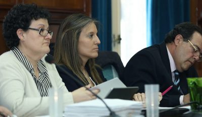 Carlota López Esteban, con Pilar Parla y José Luis Fernández Quejo, durante un pleno en San Lorenzo de El Escorial