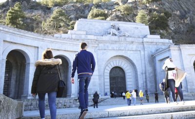 Peregrinos y visitantes ante el monumento del Valle de los Caídos