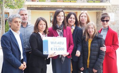 Mariya Gabriel, miembro del Parlamento Europeo, junto con la alcaldesa de Torrelodones, Elena Biurrun, y representantes municipales.