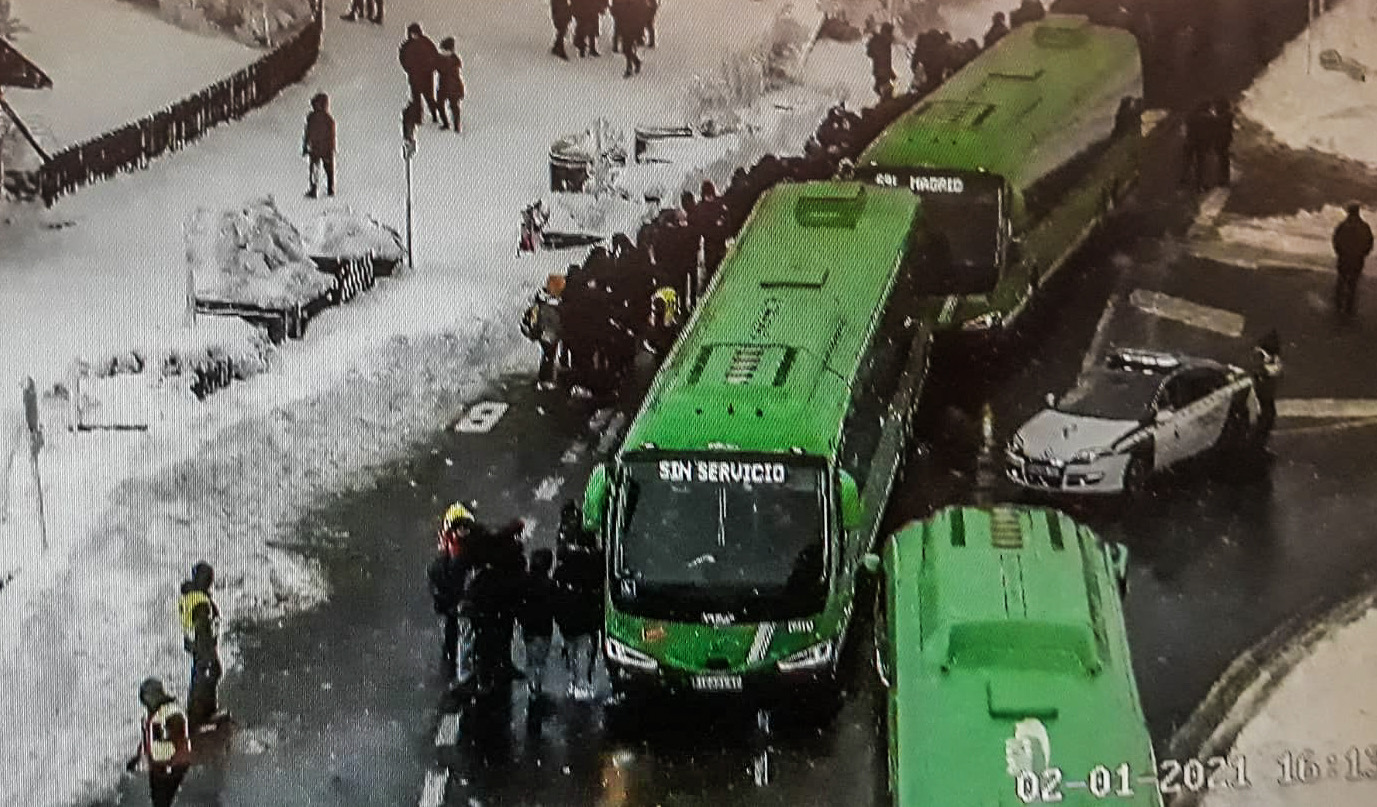 El 112 asiste a 150 personas que esperaban el autobús en Cotos debido al frío y la nieve