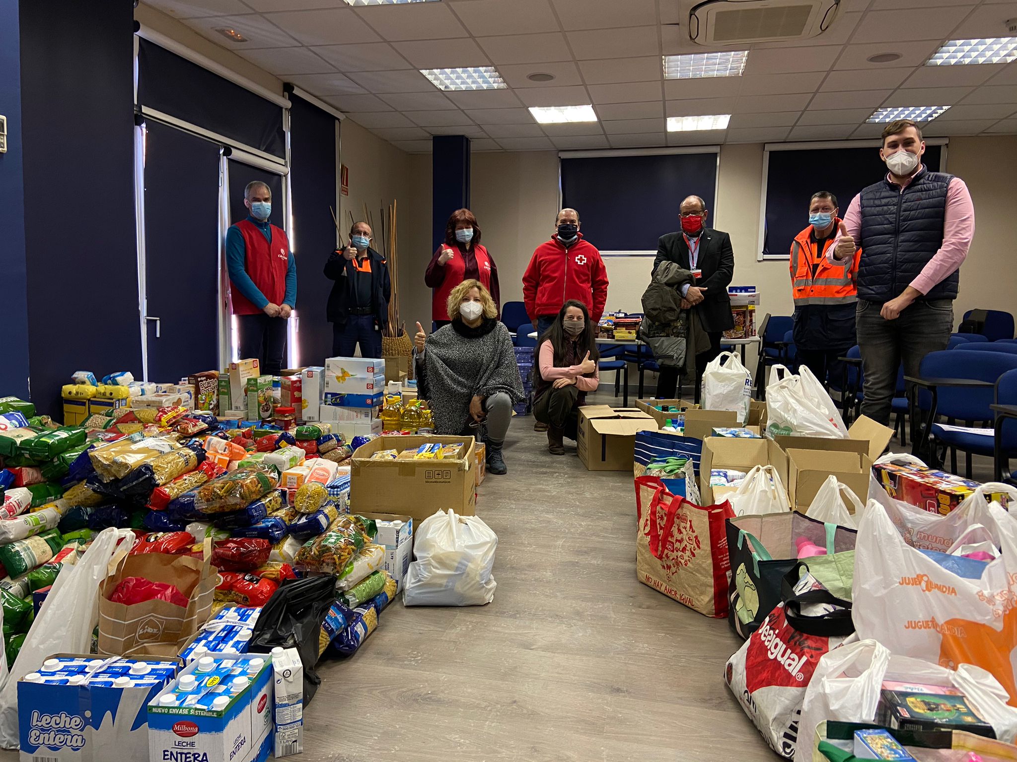 El Ayuntamiento de Collado Villalba entrega a Cáritas y Cruz Roja los más de 2.000 alimentos recogidos en Protección Civil y los...