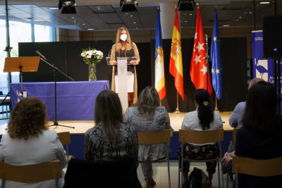 Gloria Fernández, concejal de Cultura y Juventud de Las Rozas en la ntrega de premios