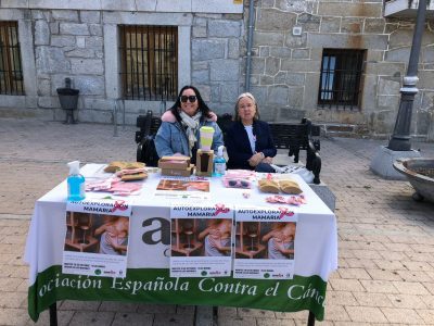 La delegación de la Asociación Contra el Cáncer de Moralzarzal, junto al ayuntamiento